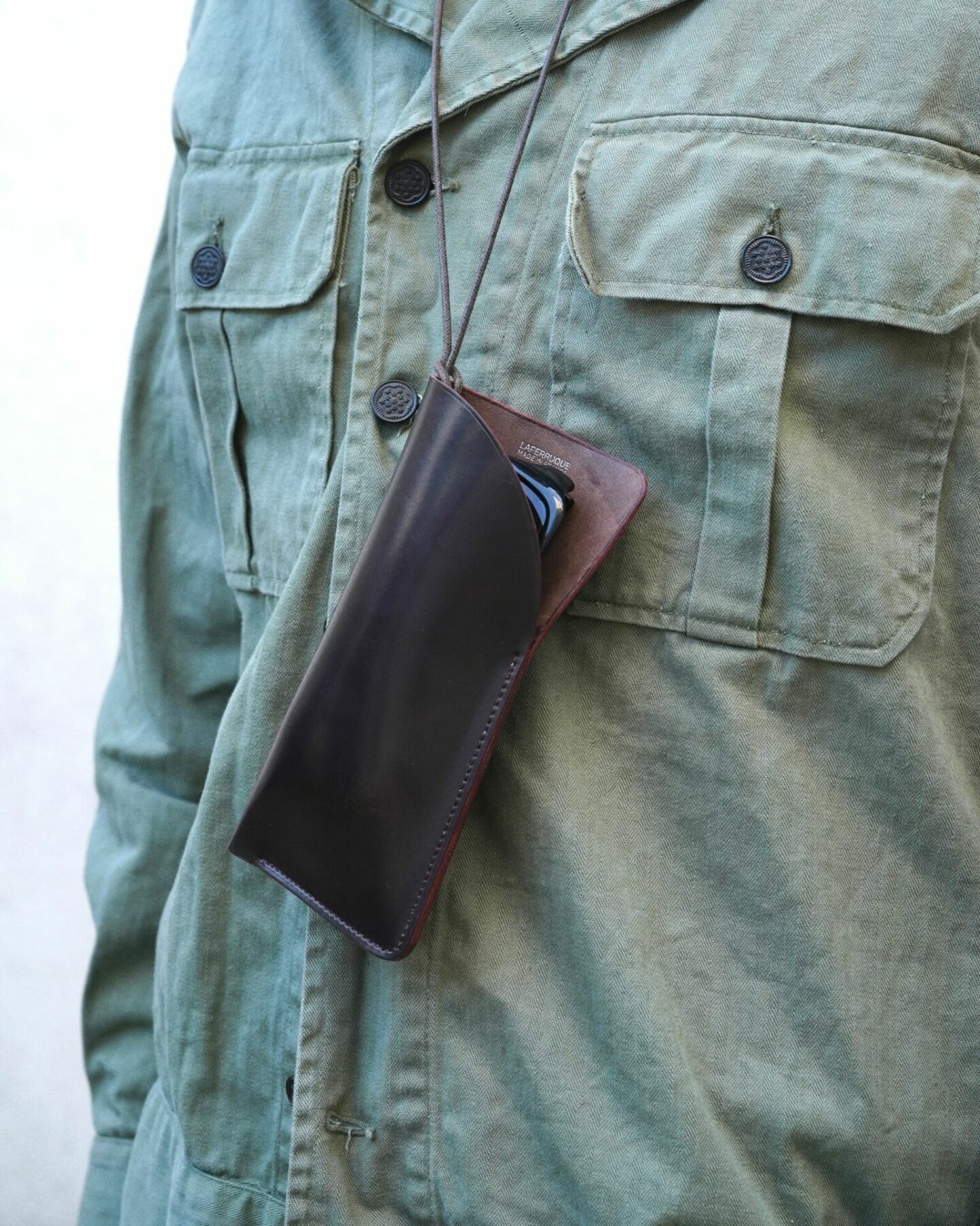 étui à lunettes en cuir de cordovan horween taille XXL de la marque Laperruque