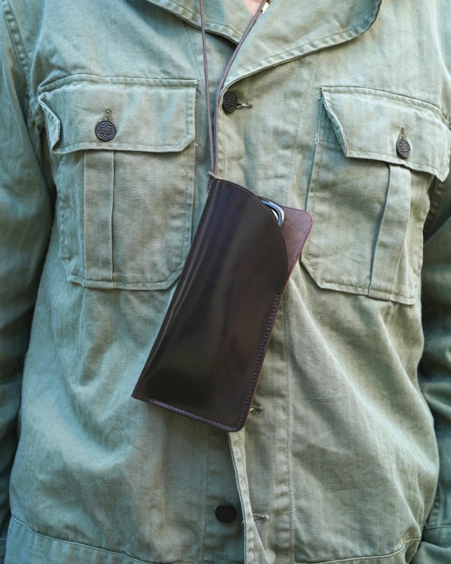 étui à lunettes en cuir de cordovan horween taille XXL de la marque Laperruque