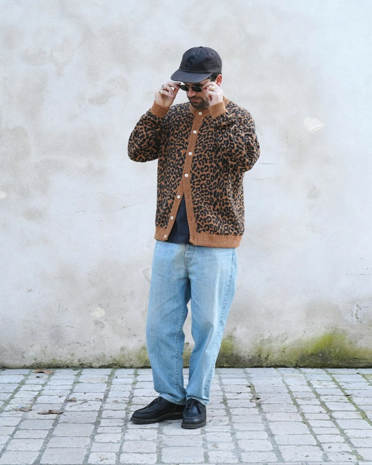 noah nyc cardigan leopard pattern shetland wool port&eacute; avec un jean bleach taille haute coupe loose tapered de la marque Boralin et des paraboot micahel noir lis