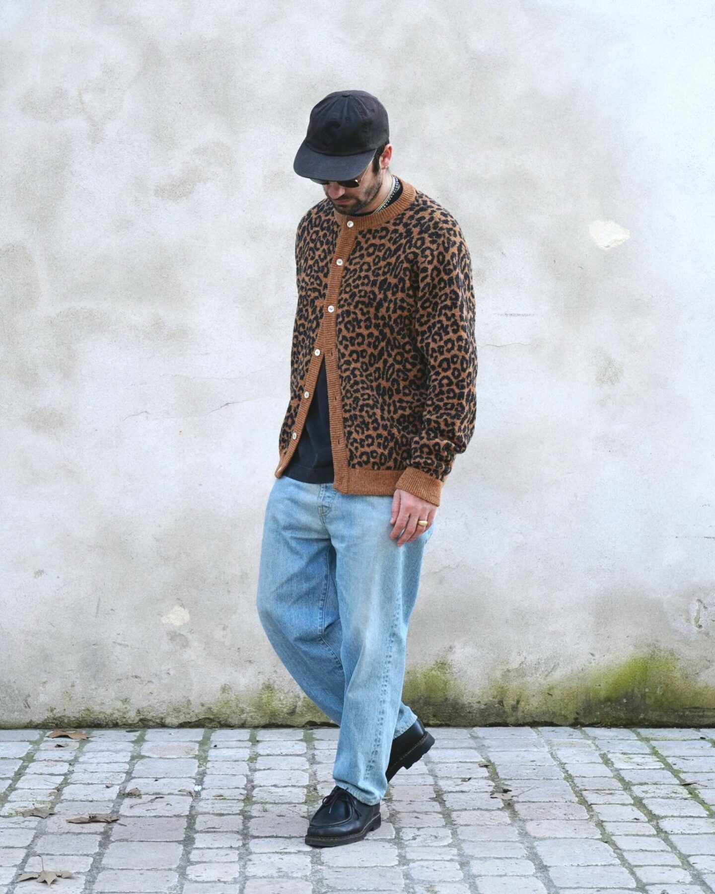 noah nyc cardigan leopard pattern shetland wool port&eacute; avec un jean bleach taille haute coupe loose tapered de la marque Boralin et des paraboot micahel noir lis