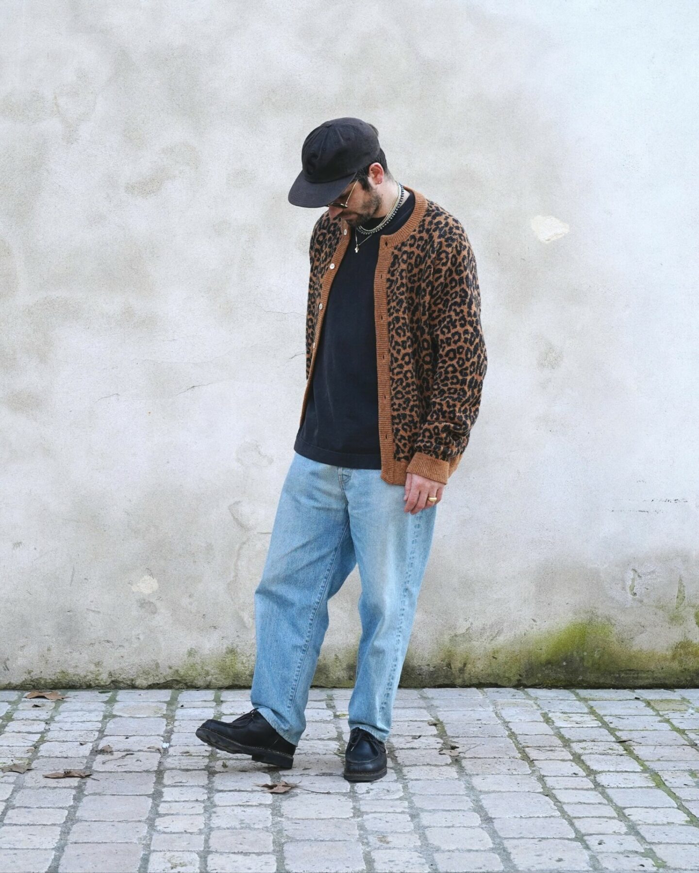 tenue avec un cardigan en laine avec un joli motif leopard et un jean d&eacute;lav&eacute; pour une tenue masculine malgr&eacute; tout