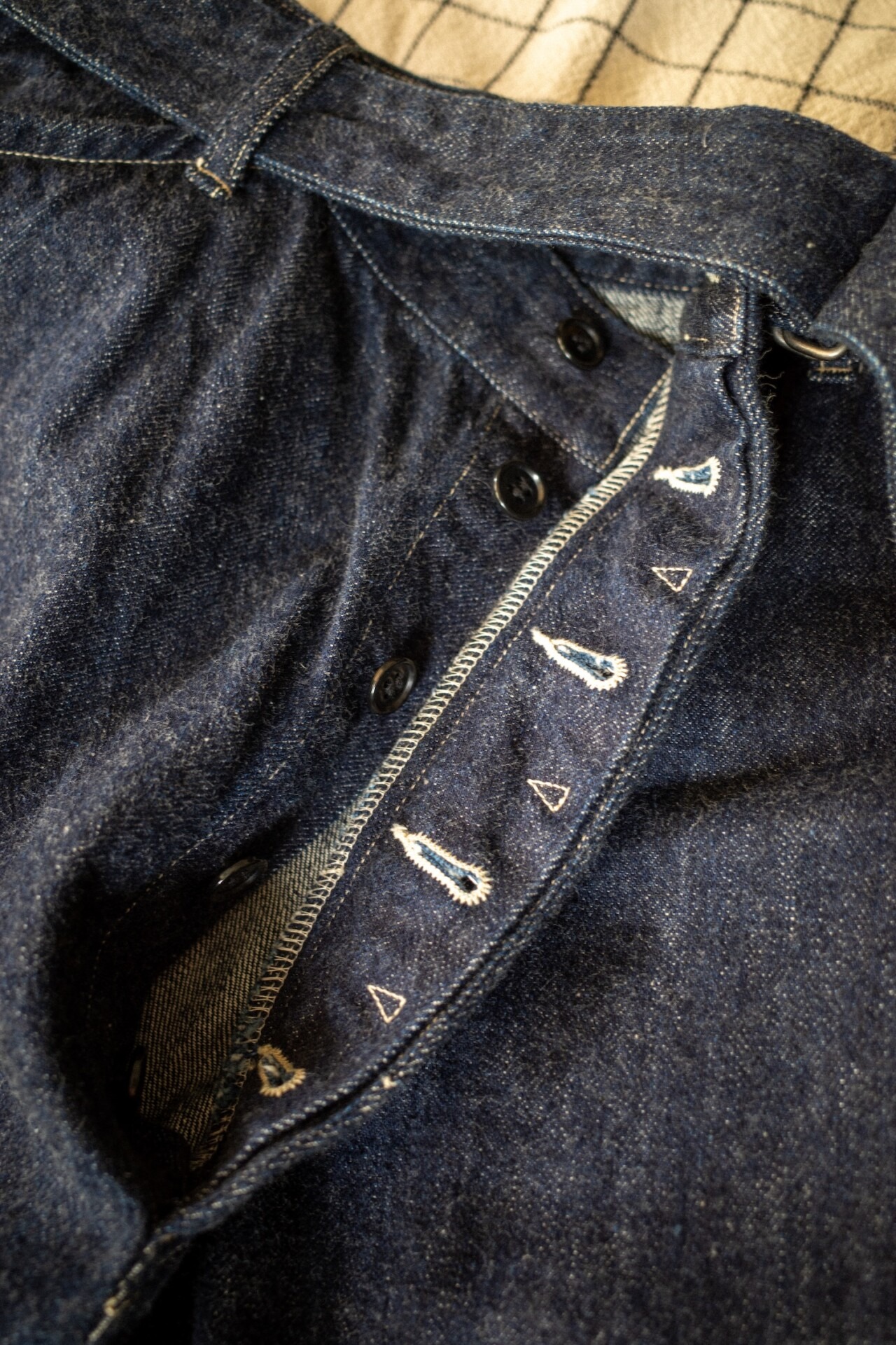 Belted denim Comoli marque
