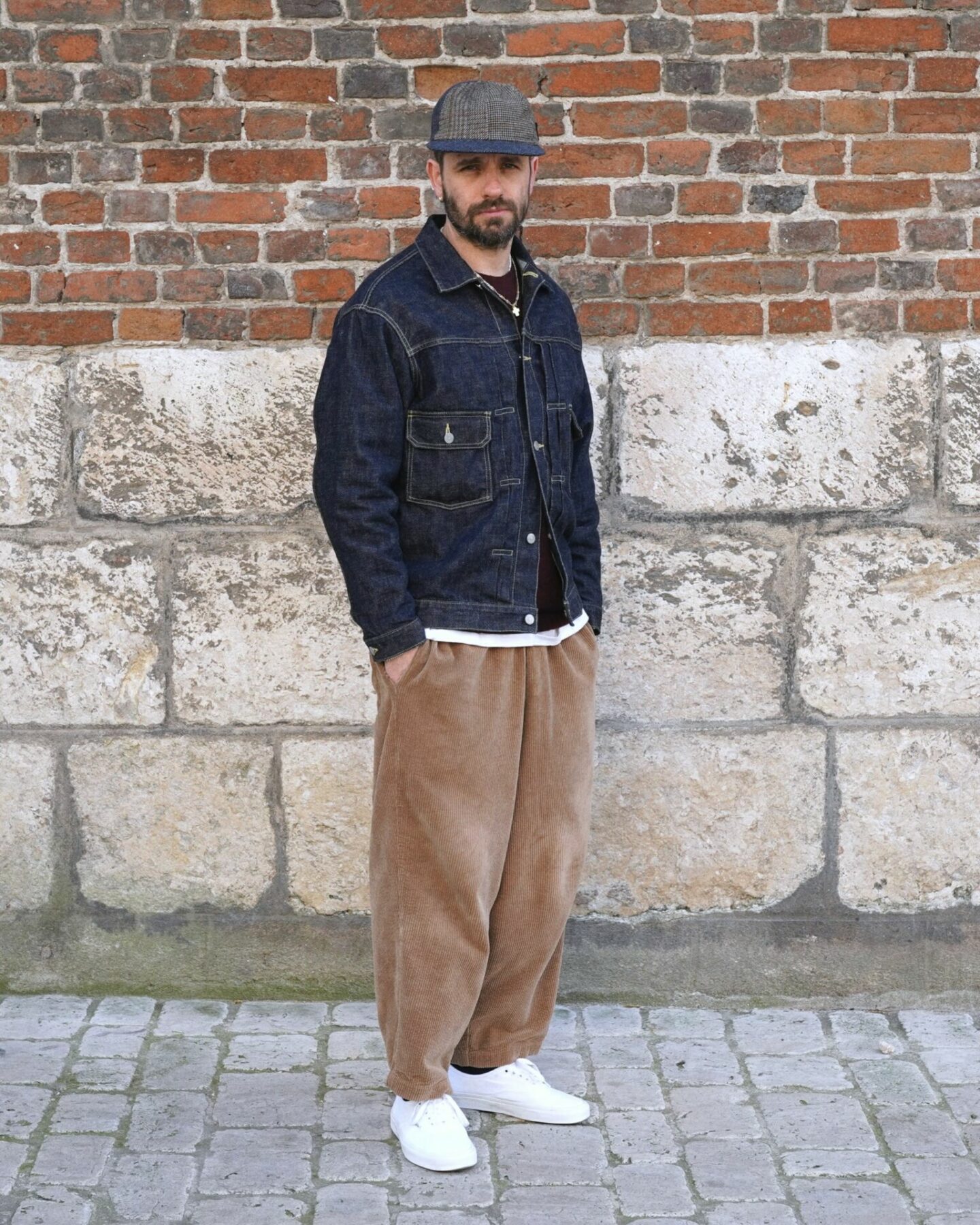 tenue de printemps homme avec un pantalon en velours japonais bien ample de la marque Borali