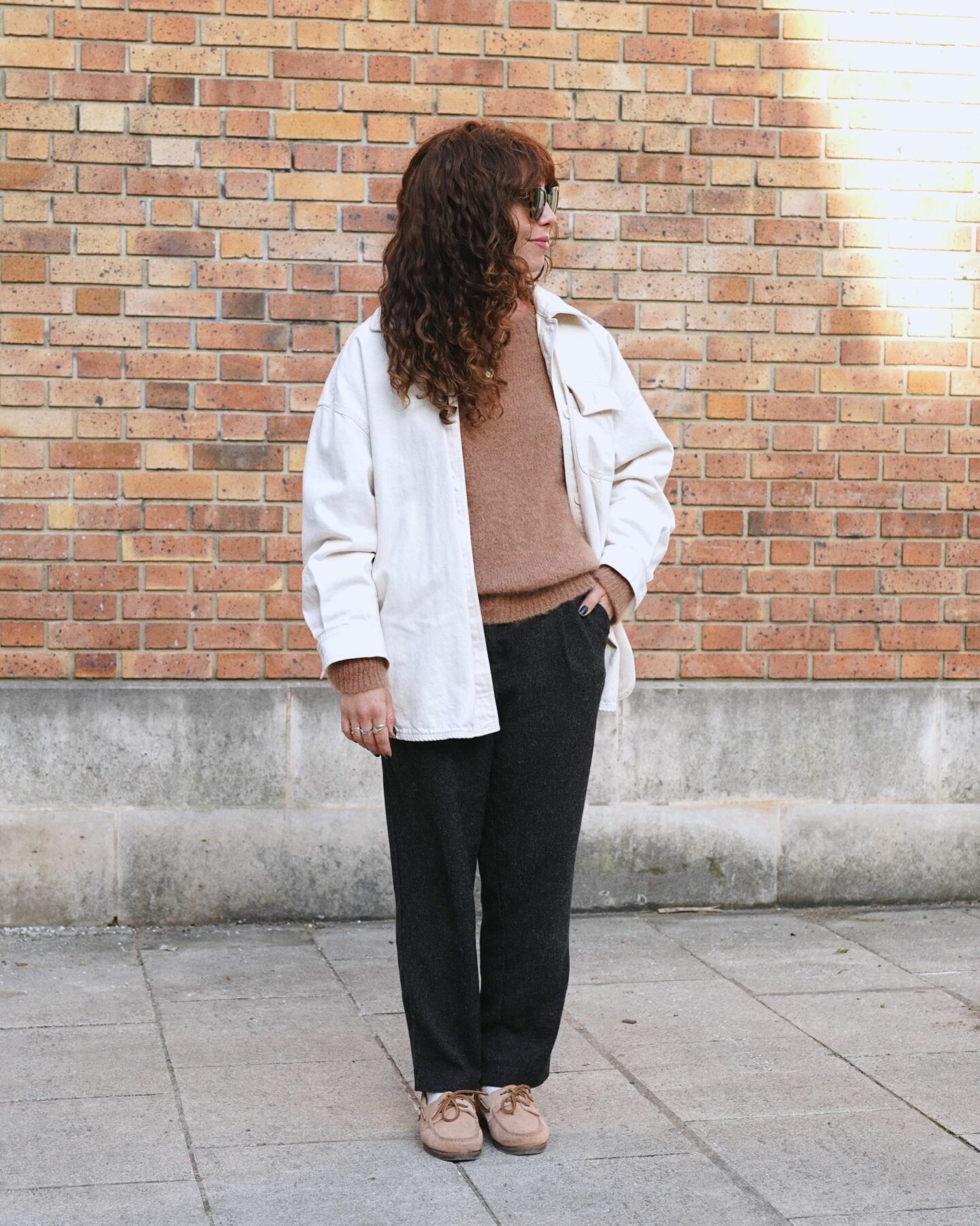 tenue d'une femme avec des volumes oversize et des paraboot barth
