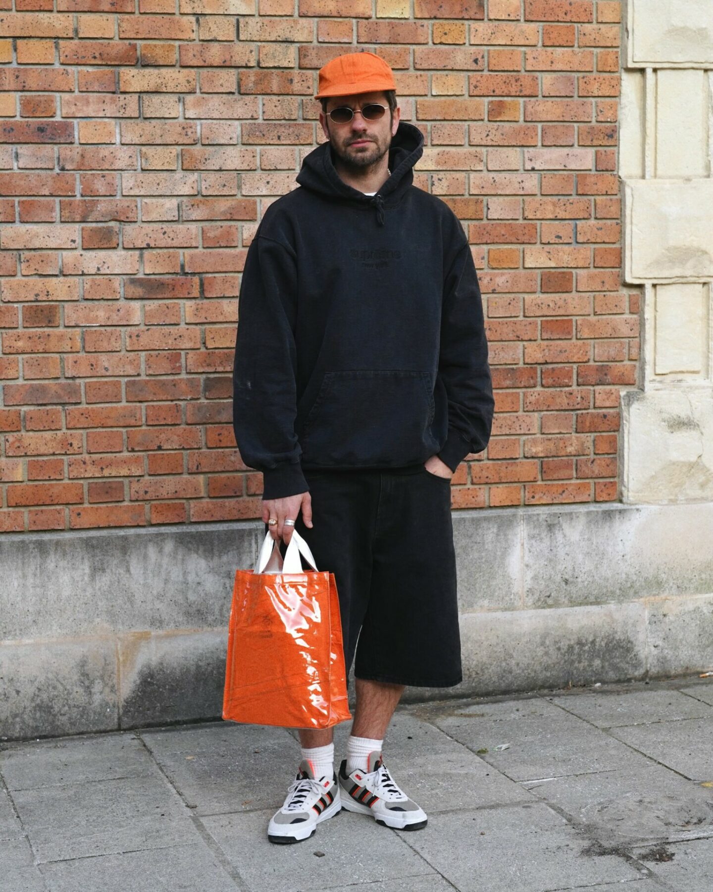 tenue en full black avec des touches de orange inspir&eacute; du skate supreme