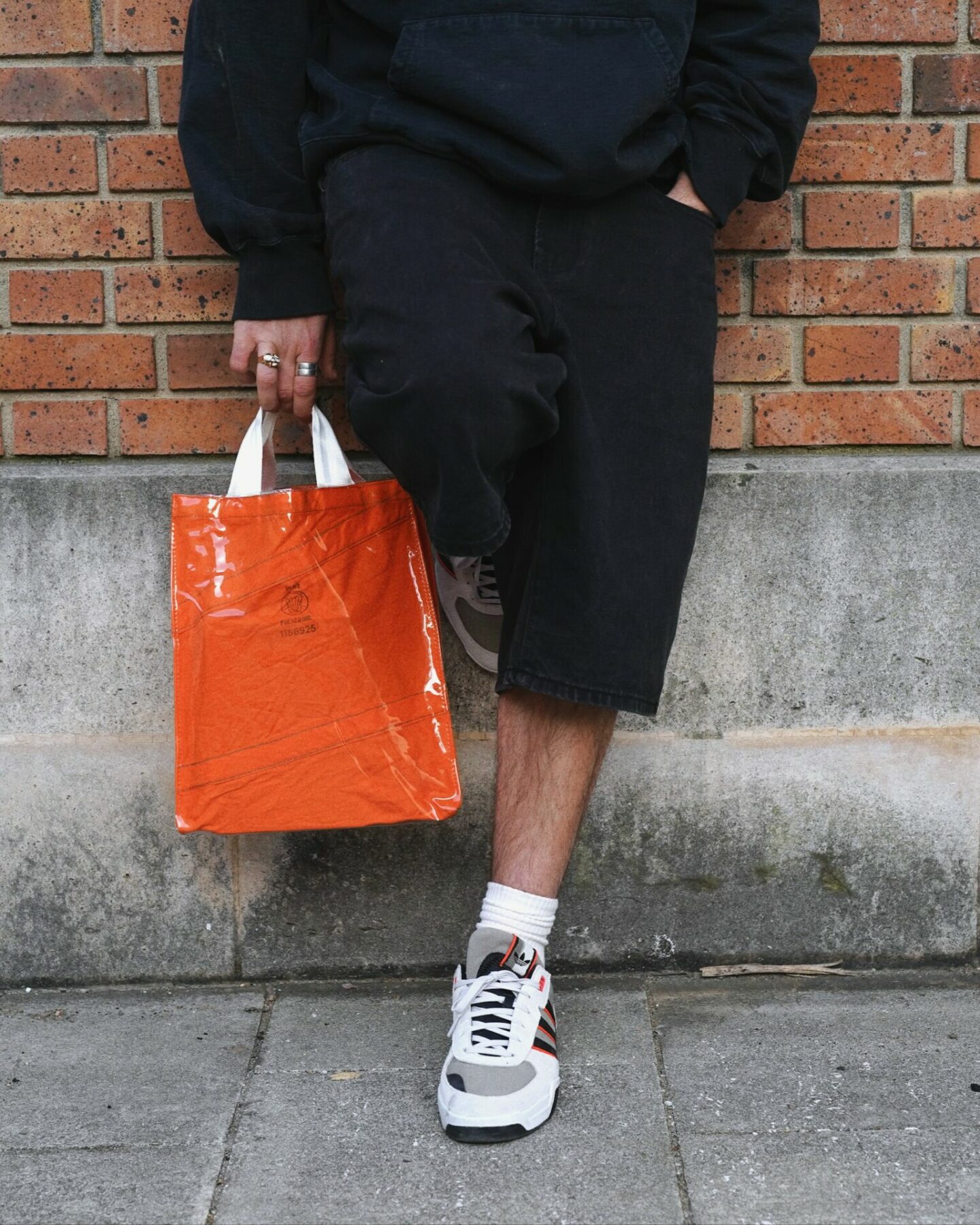 short baggy en denim nori Supreme, avec sac covered bag puebco et adidas tekkira