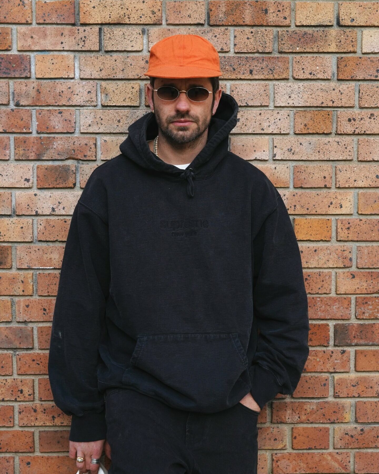lunette de soleil mod&egrave;le anais M&eacute;to voir juste, casquette atelier dnhn et hoodie supreme