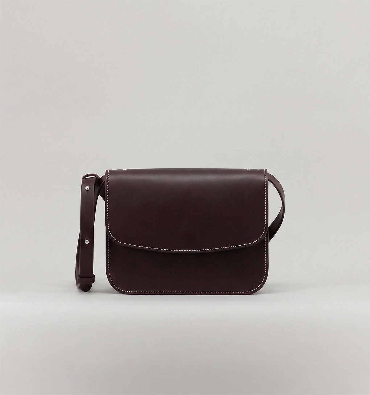 Laperruque paris made in France sac rabat unisexe cuir chocolat veau