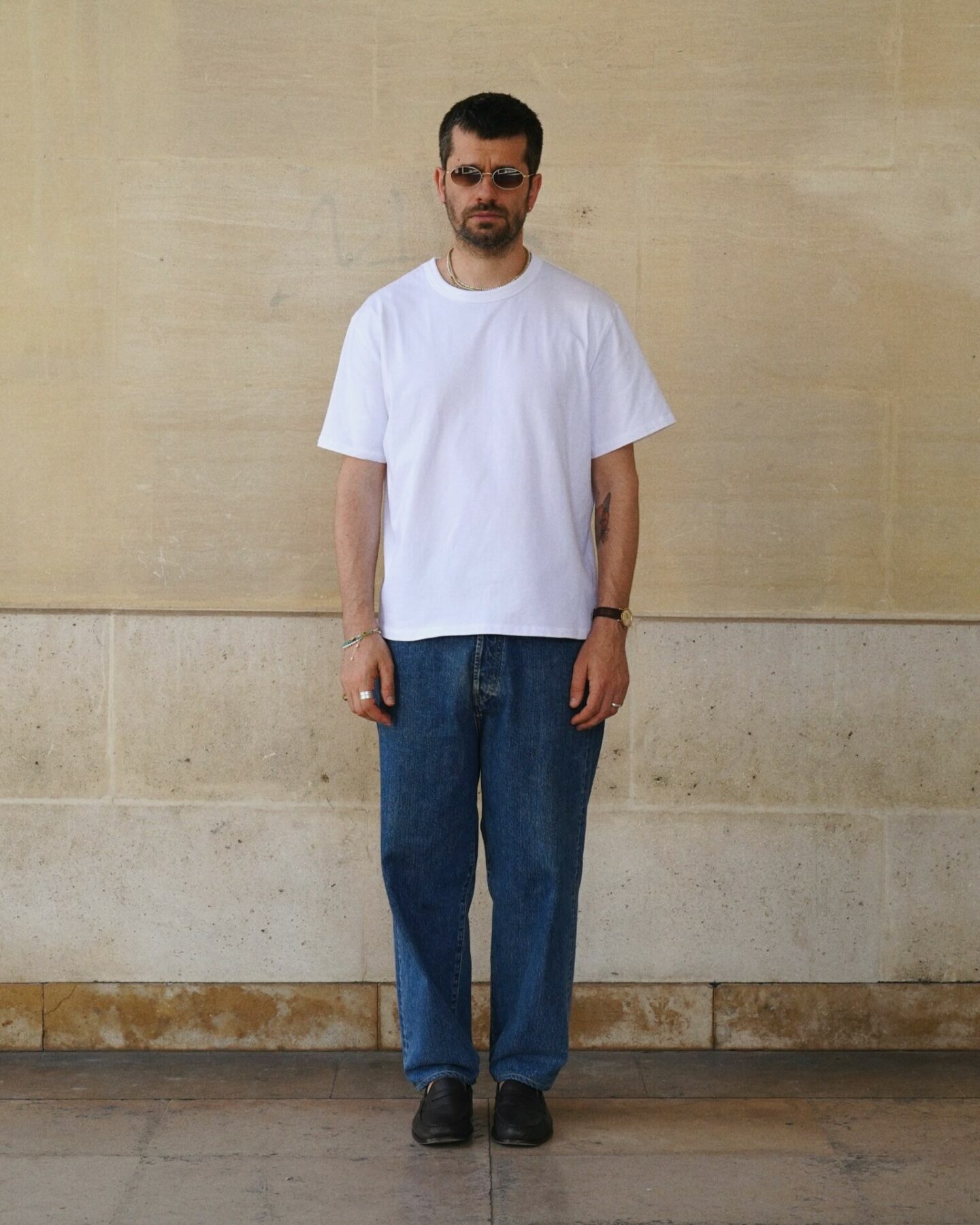 t-shirt blanc mod&egrave;le classic-t de la marque borali port&eacute; avec un jean taille haute loose tapered stone wash et des mocassins vauban de la marque Malfroid
