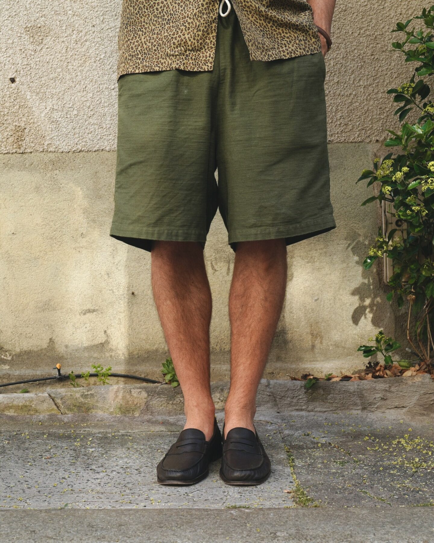 short pour homem &agrave; jambe large en coton sateen vert olive de la marque Boreali, mod&egrave;le bball