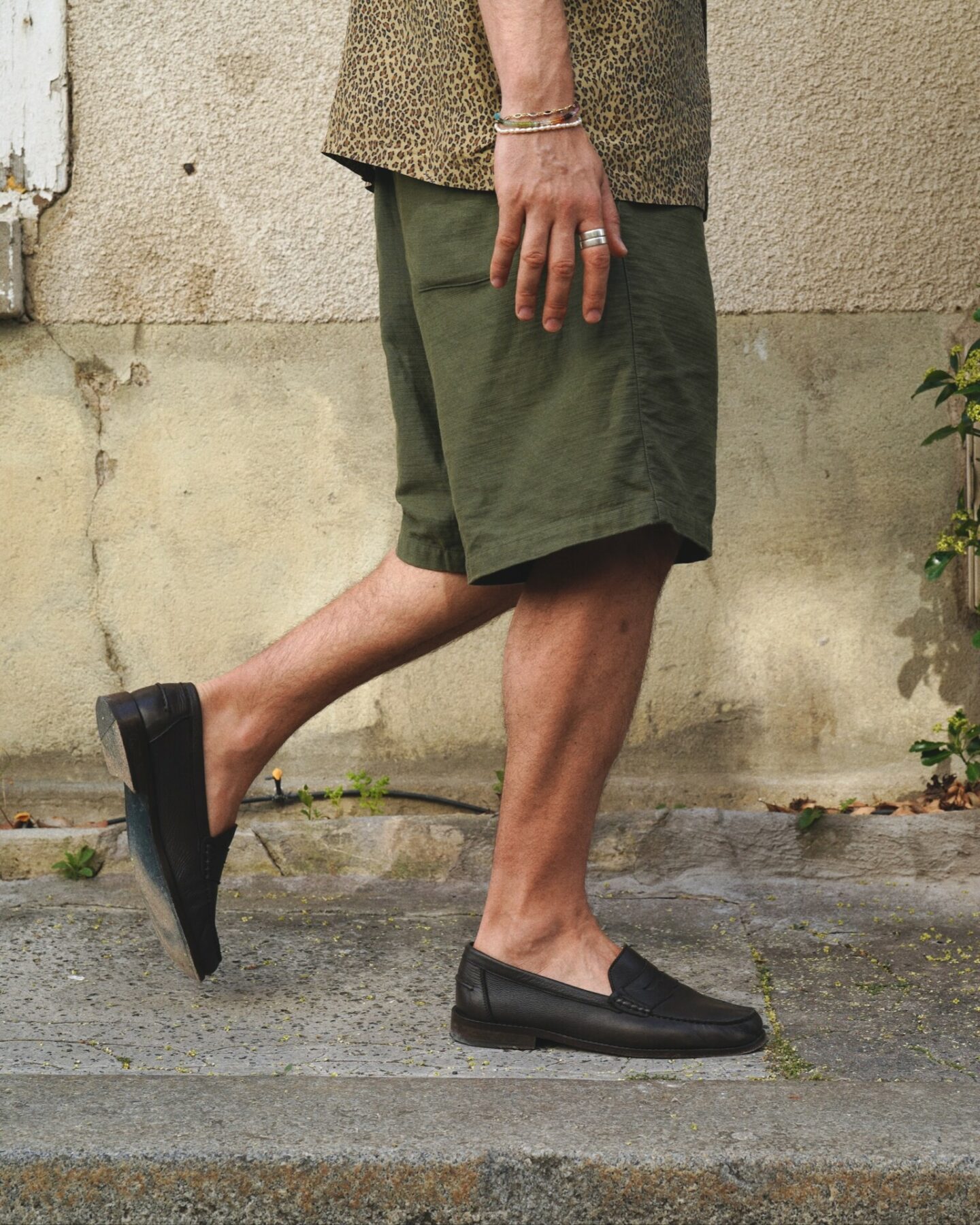 short pour homem &agrave; jambe large en coton sateen vert olive de la marque Boreali, mod&egrave;le bball port&eacute; avec de smocassins d'&eacute;t&eacute; mod&egrave;le vauban de la marque Malfroid