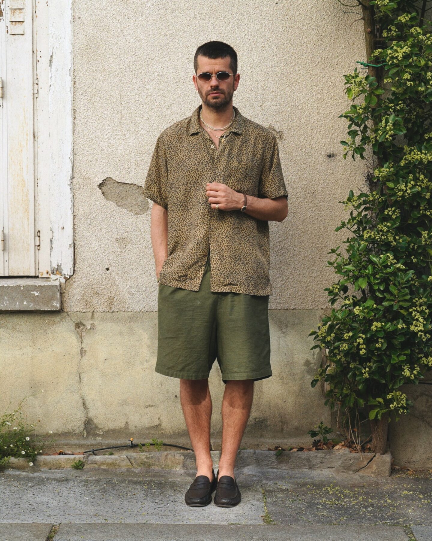 tenue d'&eacute;t&eacute; masculine avec un chemise en soie leopard supreme, un short large vert olive de la marque Borali et des mocassins malfroid