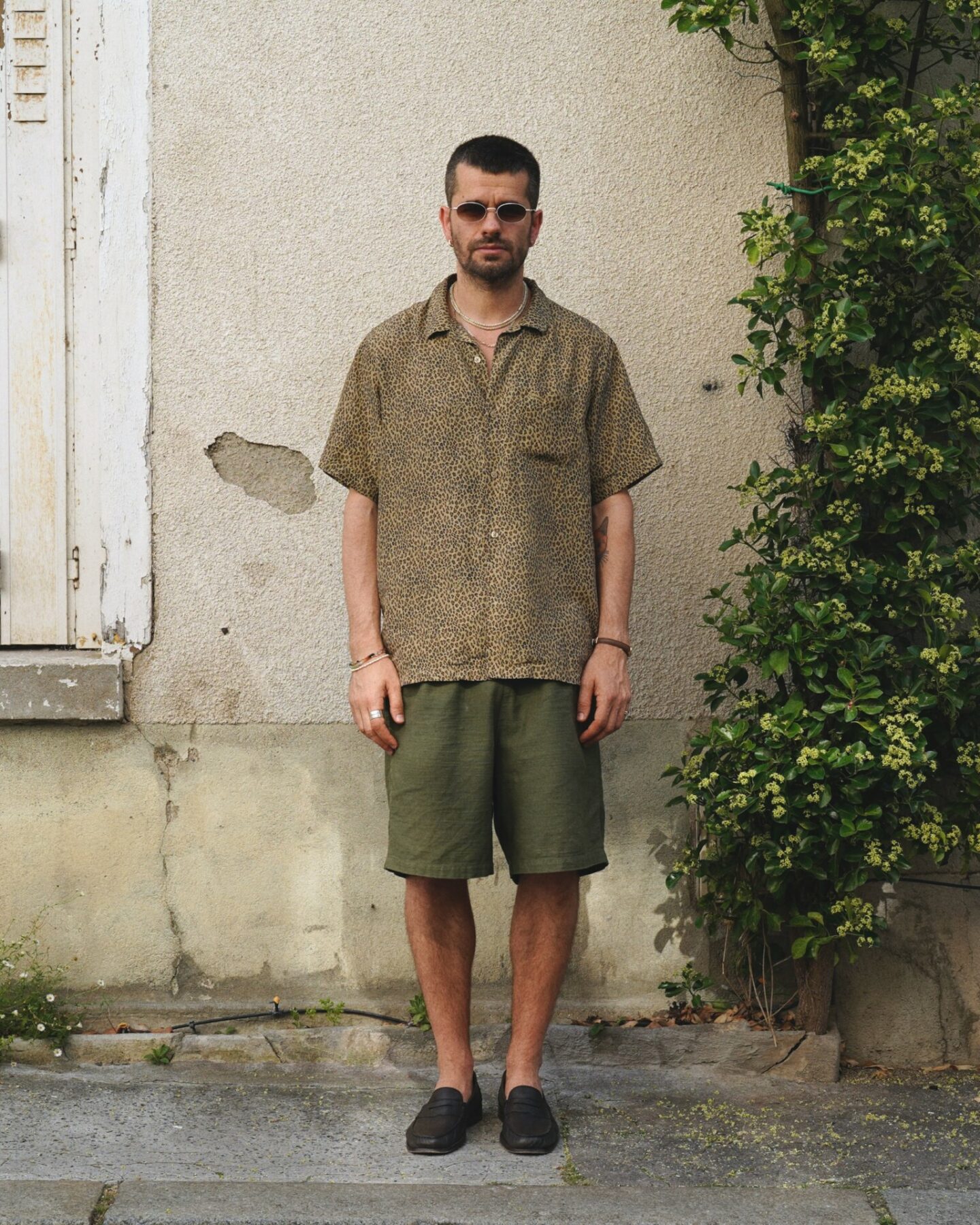 tenue d'&eacute;t&eacute; masculine avec un chemise en soie leopard supreme, un short large vert olive de la marque Borali et des mocassins malfroid