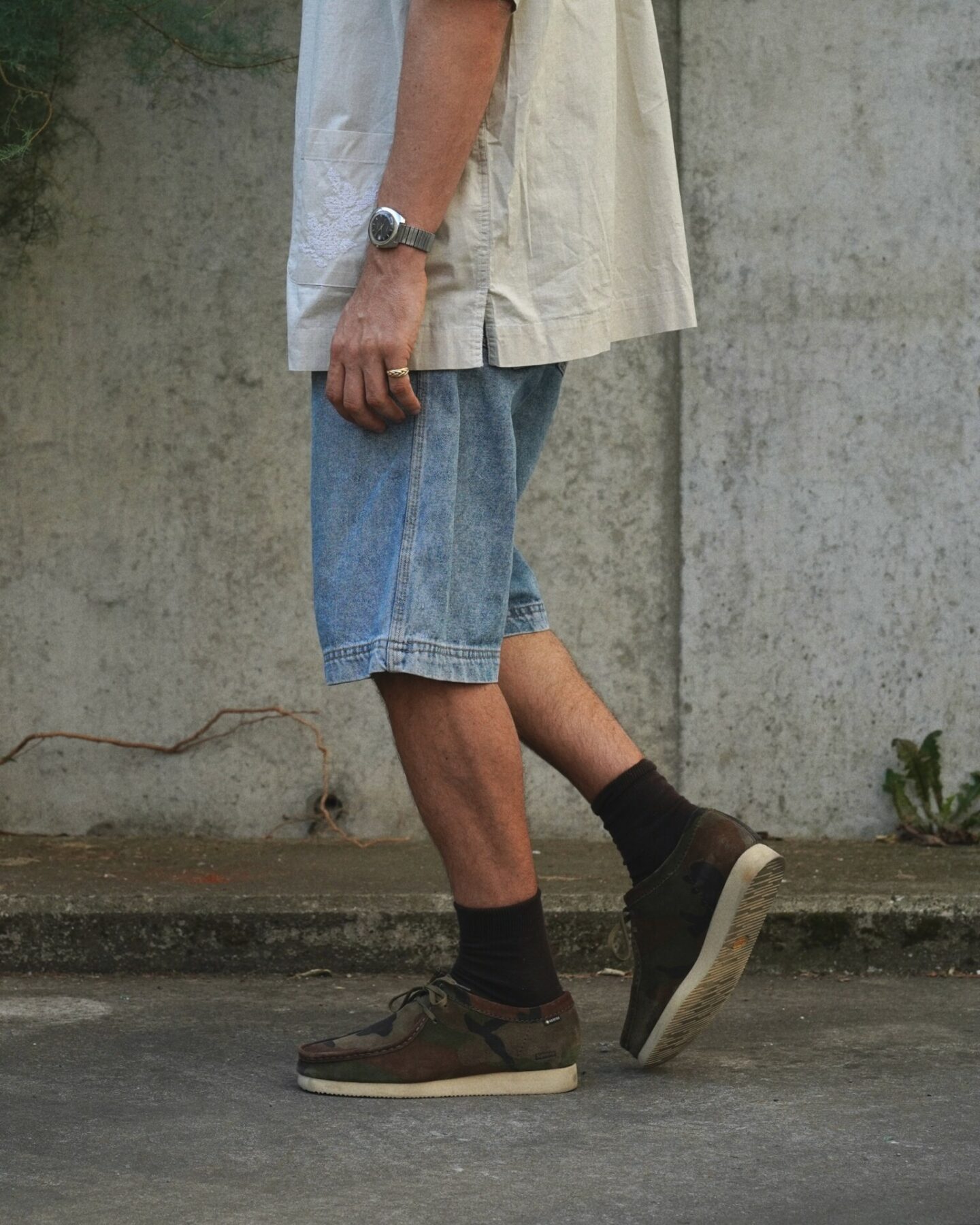 clarks x supreme wallabees gtw camo fw19 port&eacute; avec un short long en jean vintage