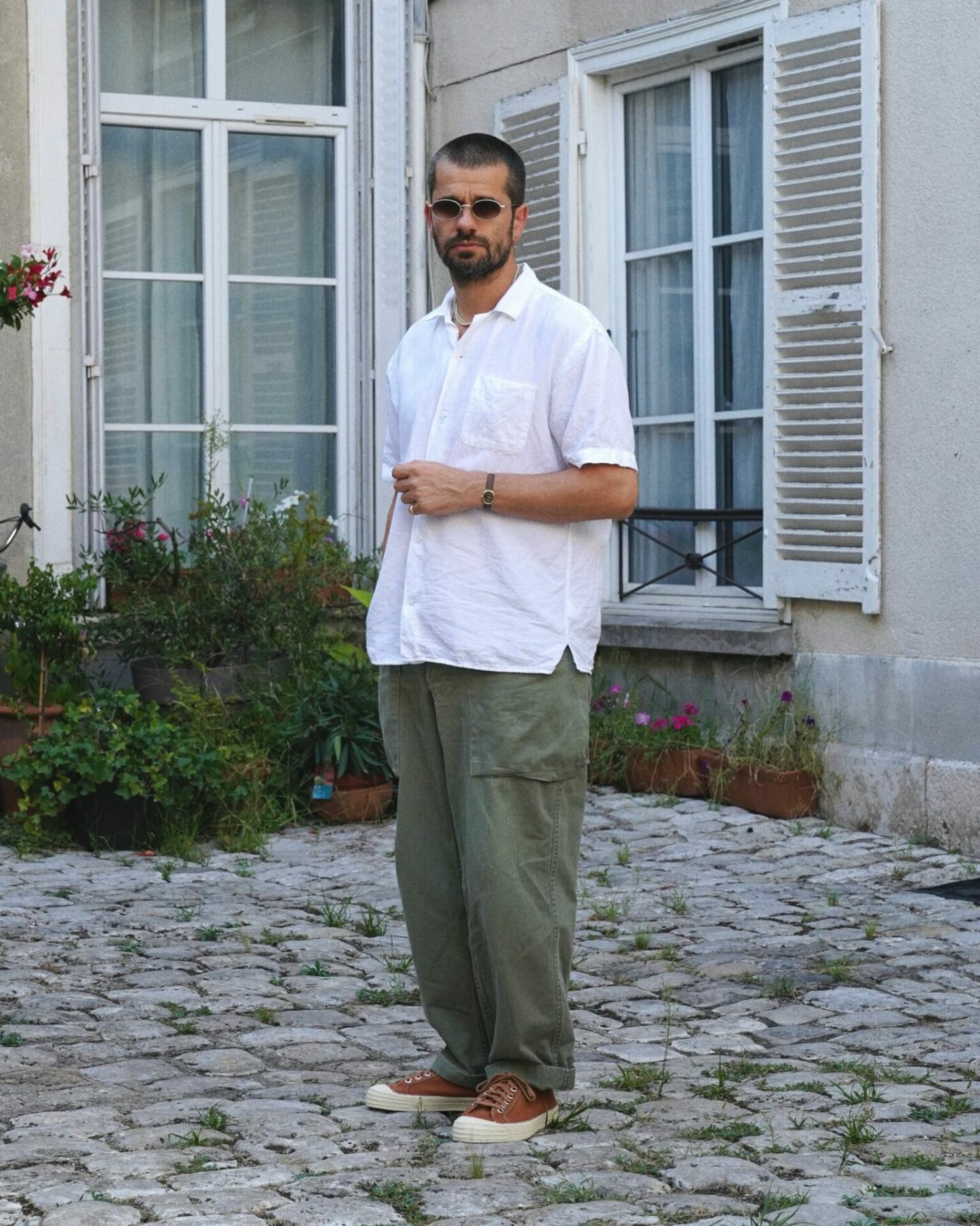 tenue workwear softailoring avec une chemisette en lin, un monkey pants arashi denim et des novesta