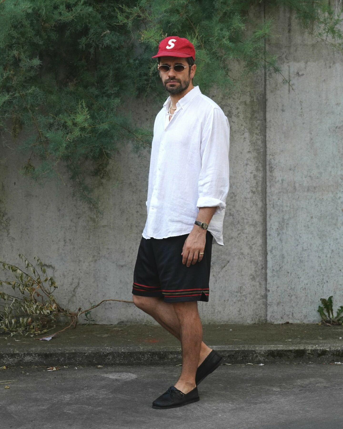 tenue masculine avc un short de basket vintage, une chemise en lin blanche et des chaussures bateau