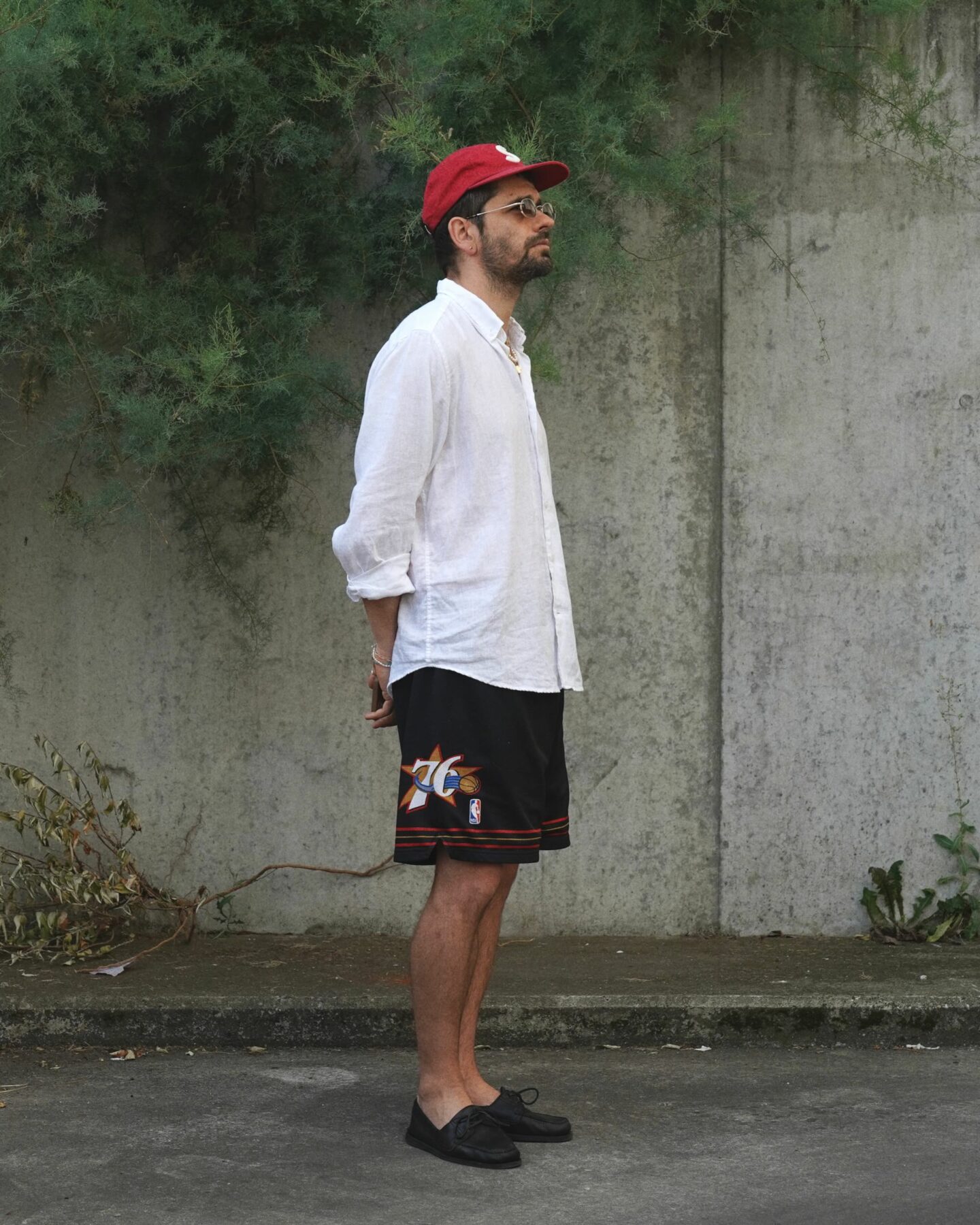 tenue masculine avc un short de basket vintage, une chemise en lin blanche et des chaussures bateau