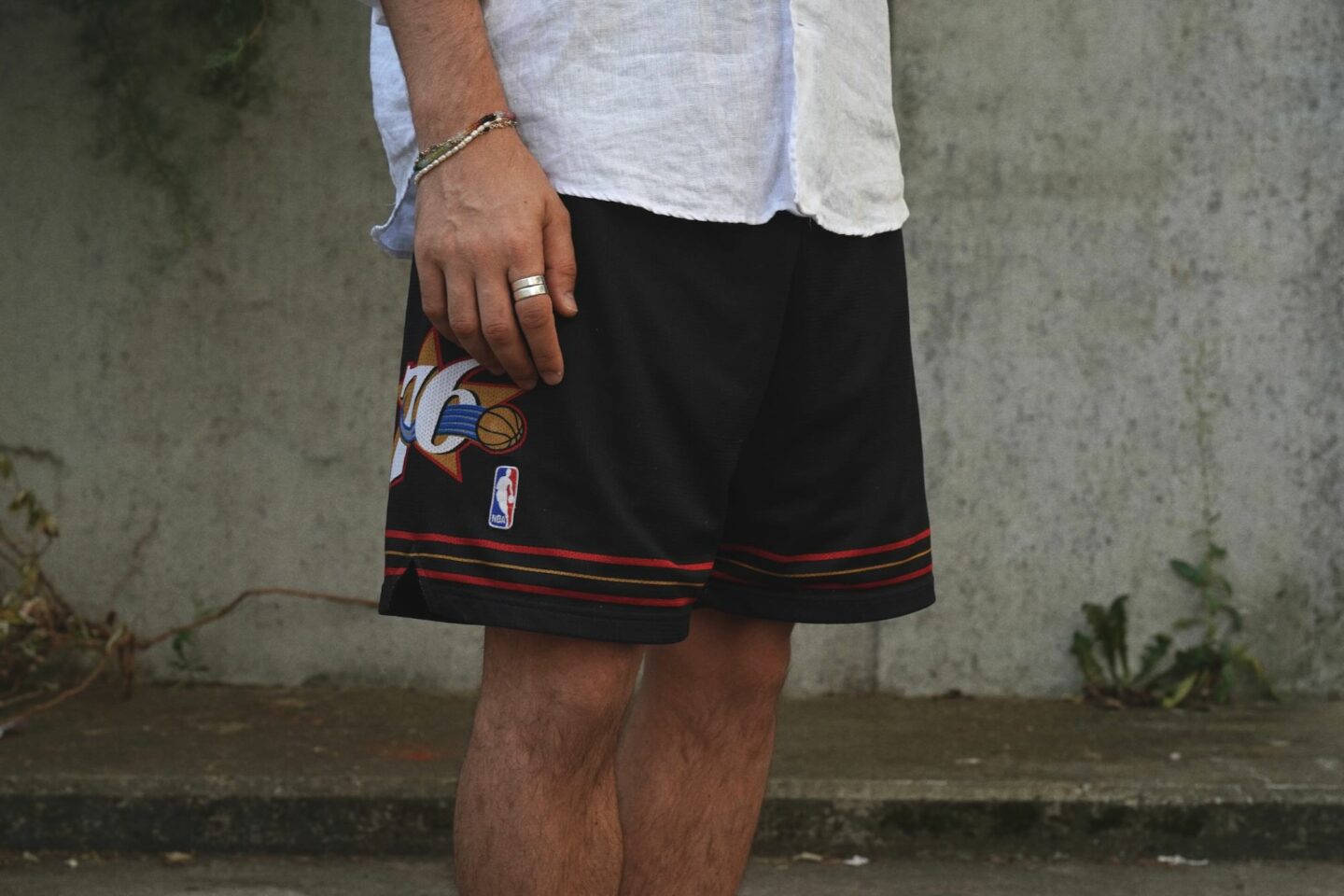 comment orter un sort de basket vintage dans une tenue casual