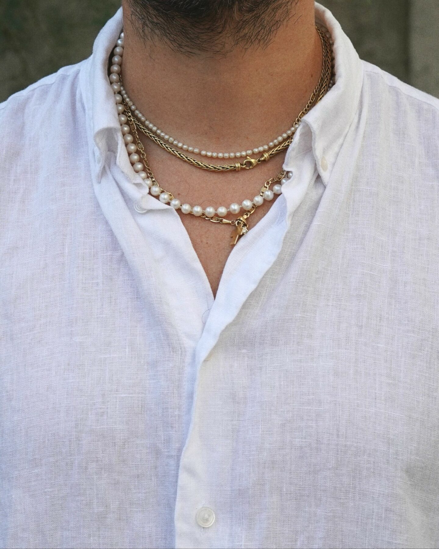 colliers en perles de nacre naturelle et chaine en or à maille palmier et figaro