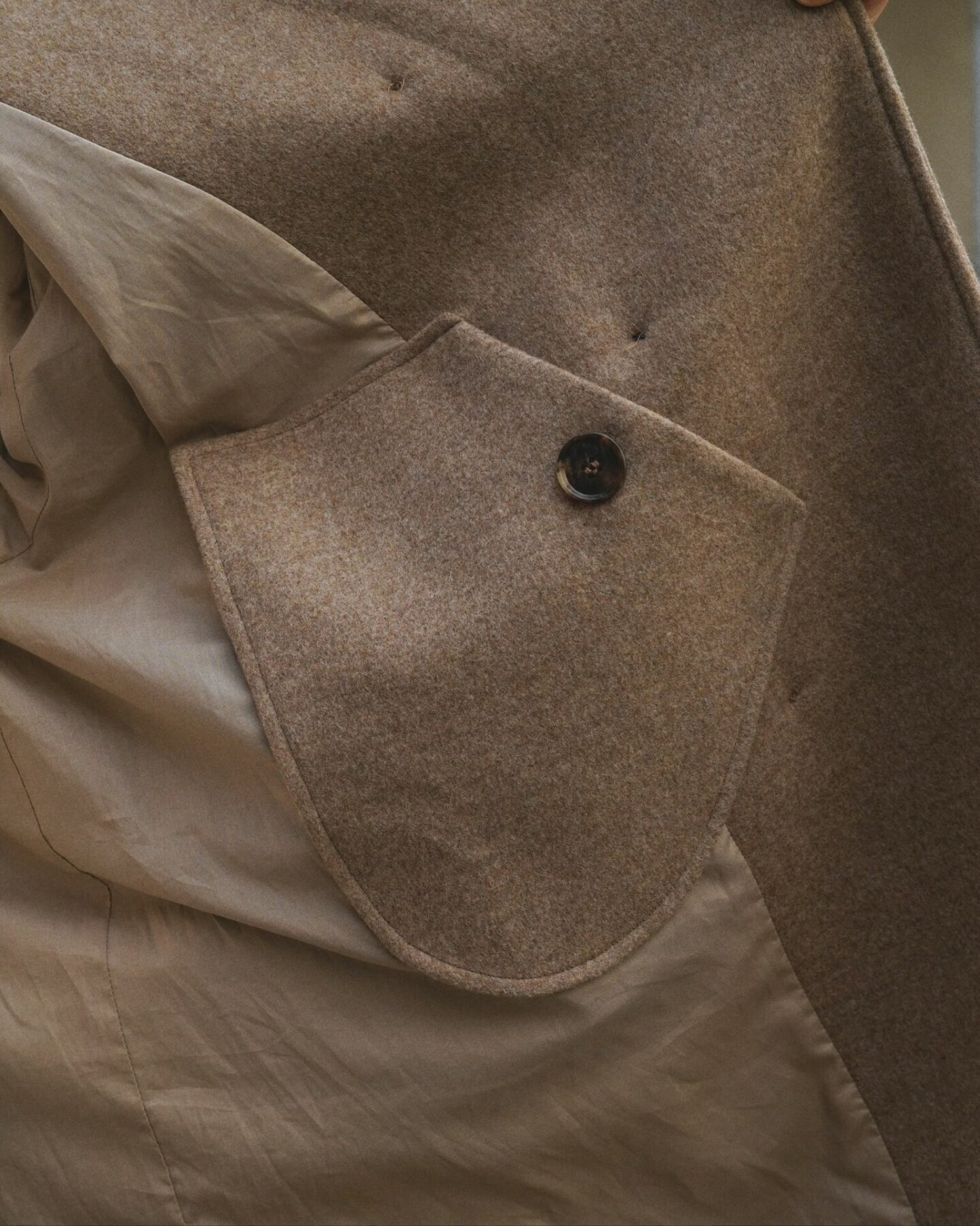 manteau en laine et en cachemire de la marque Aïdama, coupe oversize unisexe, modèle Haomi