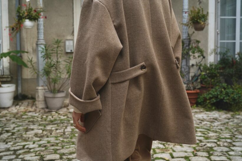 manteau en laine et cachemire de la marque Aïdama avec une coupe unisexe et bien oversize