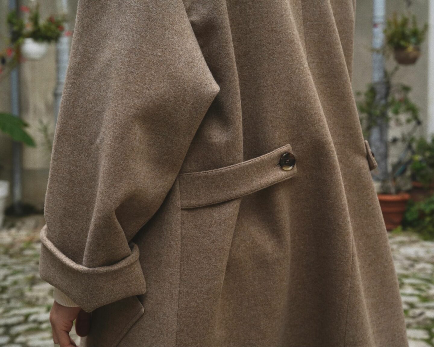manteau en laine et cachemire de la marque Aïdama avec une coupe unisexe et bien oversize